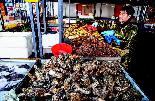 市场内海蛎子,扇贝大量上市.